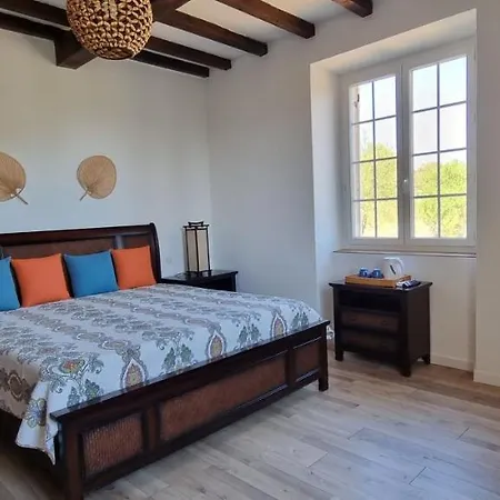 לינה וארוחת בוקר Lou Paradou Luberon 3*